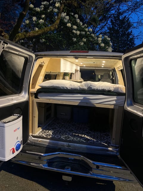 "Lenny" - Ford Passenger E-350 Extended Campervan Van aménagé in Port Moody