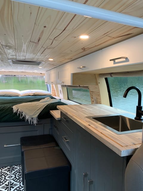 "Lenny" - Ford Passenger E-350 Extended Campervan Van aménagé in Port Moody