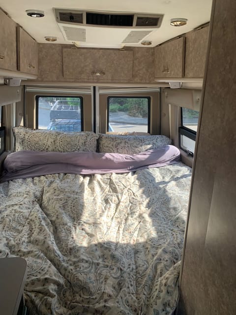 Click here for adventure. 2005 M-B Cruiser M-B Cruiser Class B Drivable vehicle in Vancouver