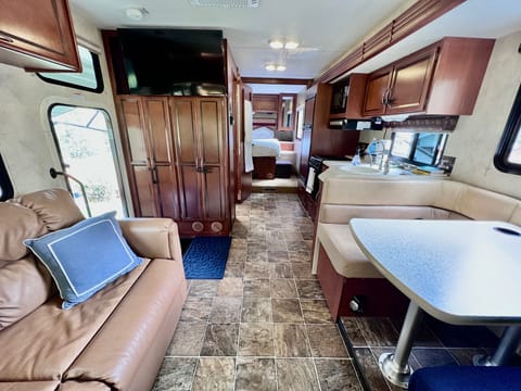 Super Sweet ACE Class A 29’ ft Easy to Drive! Clean! Explore the NW! Drivable vehicle in Tukwila