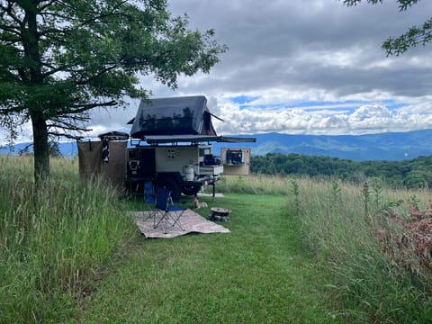 MotoCamps Mobile Base Camp Overland Trailer & Rooftop Tent Tráiler remolcable in Waynesboro