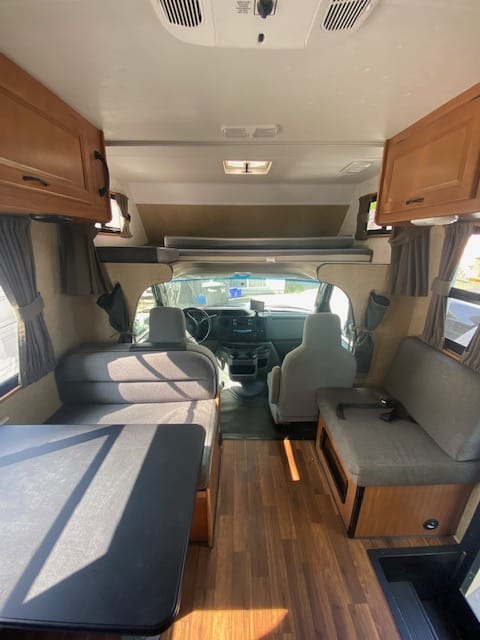 Goldi(locks)- Easy to Drive Compact Class C Thor Majestic Motorhome Drivable vehicle in Vancouver