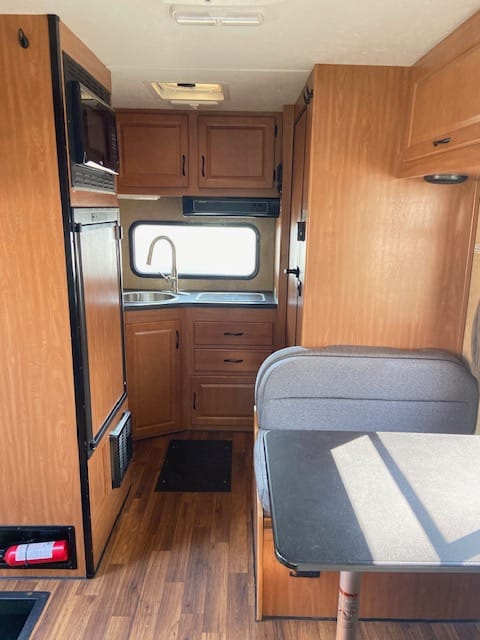 Goldi(locks)- Easy to Drive Compact Class C Thor Majestic Motorhome Drivable vehicle in Vancouver