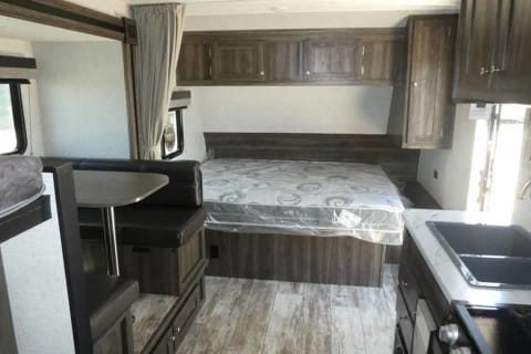 Full Service! Bunks! 2021 SUV Towable! Back-up Camera, Slide out Dinette Remorque tractable in St. Albert