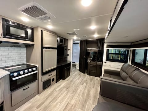 Family Friendly Sleeps 8 2022 Jayco Jay Feather Towable trailer in Puyallup