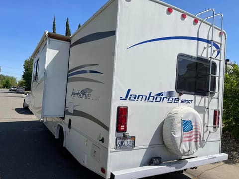 2009 Jamboree Motorhome w Slideout 26FT "THE PERFECT GETAWAY VACATION". Drivable vehicle in Florin