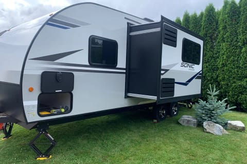 Immaculate 2020 Venture Sonic 27ft Travel Trailer (Delivery Only) Towable trailer in Squamish