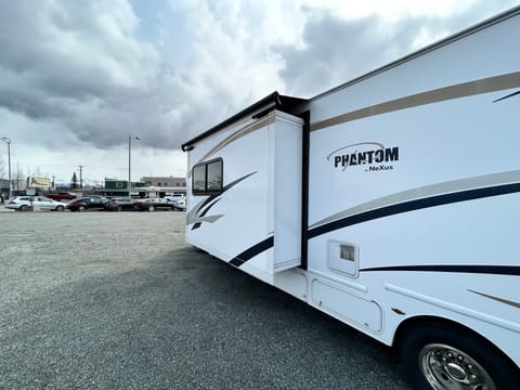 ROCCO 2018 Nexus Phantom 32-P BUNKHOUSE Drivable vehicle in Anchorage