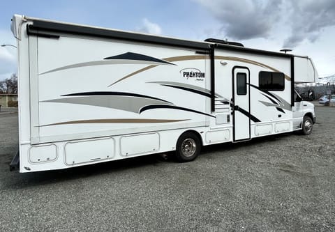 ROCCO 2018 Nexus Phantom 32-P BUNKHOUSE Drivable vehicle in Anchorage