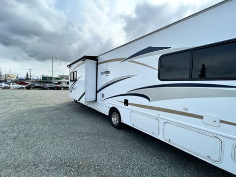 ROCCO 2018 Nexus Phantom 32-P BUNKHOUSE Drivable vehicle in Anchorage