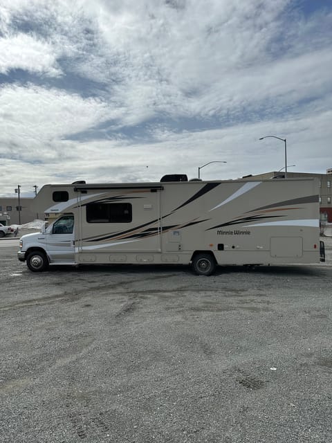 JUSTINE 2015 Winnebago Minnie Winnie 31-H Drivable vehicle in Anchorage