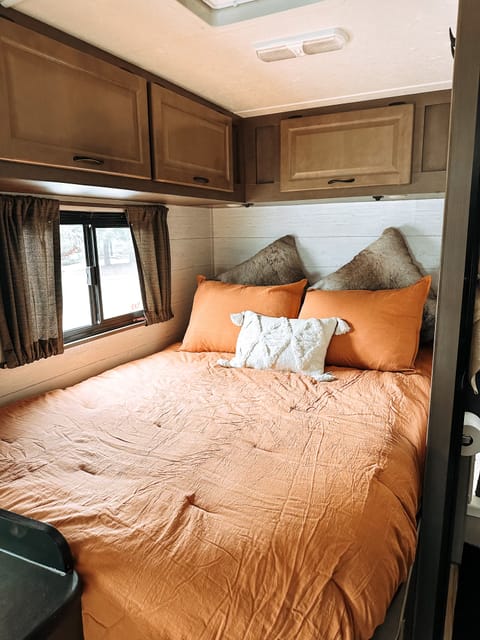 Super clean!! Fully furnished 6 person 2019 RV Drivable vehicle in Layton