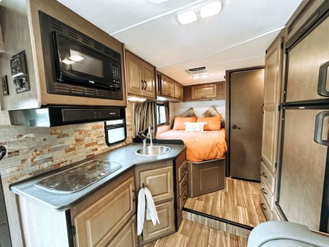 Super clean!! Fully furnished 6 person 2019 RV Drivable vehicle in Layton