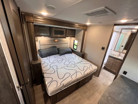 2022 Coachmen Mirada - 2 Bedrooms! Vehículo funcional in Chester Springs