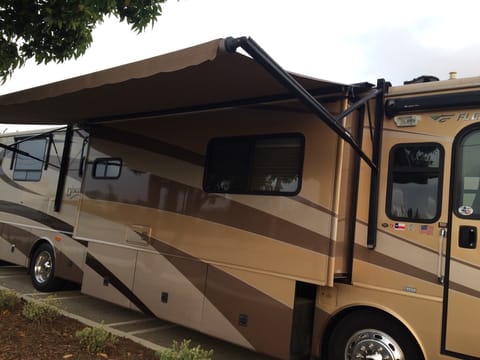 Discover USA - unlimited generator, free 200 miles a day, solar, handbook. Véhicule routier in North Tustin