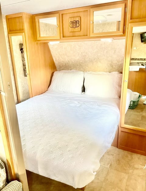 Master bedroom-queen bed 