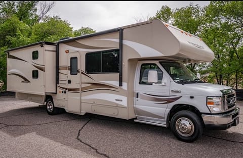 31-XL 2016 MINNIE WINNIE 10 Sleeper - 2 Slideouts - Bunks - WiFi - Ebikes O Drivable vehicle in Laguna Hills