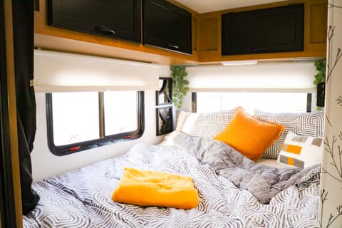 Boho-Chic Haven on Wheels: Exquisite 2015 Thor Motor Coach Freedom Elite 22 Drivable vehicle in Lehi