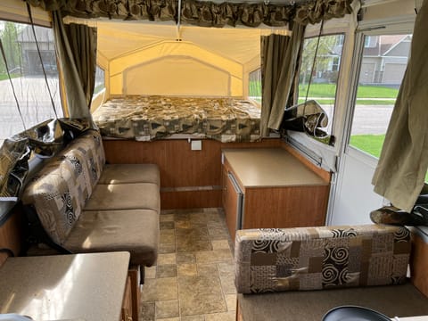 “Poppy” 2009 Forest River Rockwood Premier with heat and AC! Towable trailer in Coon Rapids