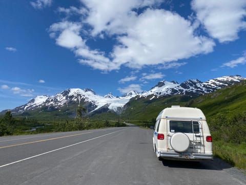 "JEB" The Alaskan Camper Van; 1994 Leisure Travel Freedom Widebody Reisemobil in Spenard