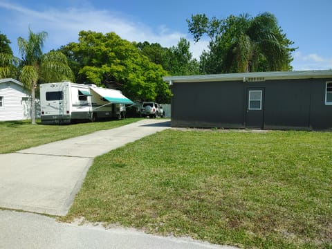 Georgie Boy Cruise Master 34 + Trailer Parking + Use of Ammenities Drivable vehicle in Holly Hill