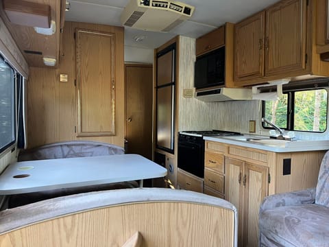 Winnebago Brave- 28 feet-Fully Equipped Motor Home Drivable vehicle in Oak Bay