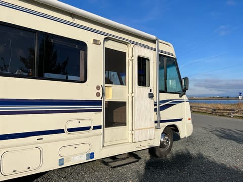 Winnebago Brave- 28 feet-Fully Equipped Motor Home Drivable vehicle in Oak Bay
