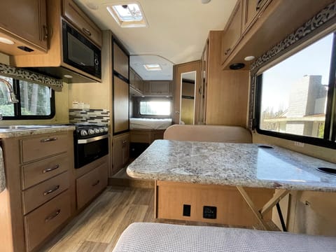 2019 Thor Four Winds 22E, easy to drive, free parking, convenient location Drivable vehicle in Bellevue