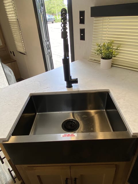 Kitchen sink with single basin