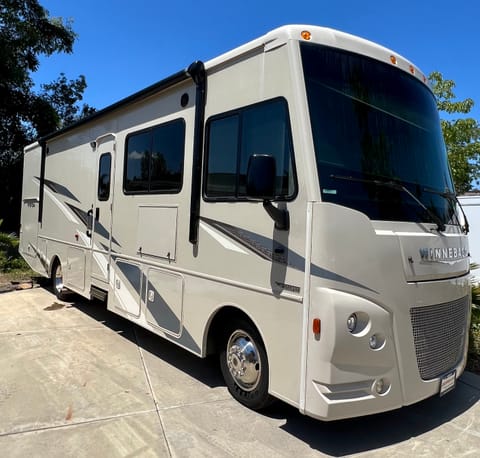 Modern Winnebago Bunkhouse KINGDOM! Vehículo funcional in Vista