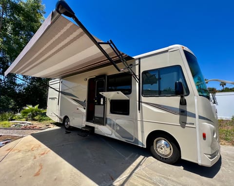 Modern Winnebago Bunkhouse KINGDOM! Véhicule routier in Vista