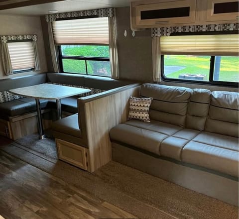 Spacious private bunk house Towable trailer in Richmond Hill