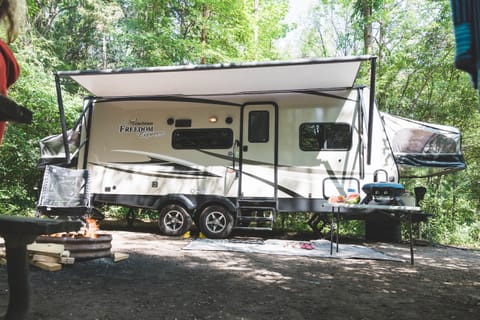 A 30' trailer travels in a 23' body.
The 3 queen size bed pop downs and the slide out dinette transforms this medium size trailer into a super trailer.