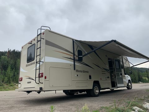 2019 Minnie Winnie—Full Length Slide—Lots Of Room—Kid's Bunk Drivable vehicle in West Jordan