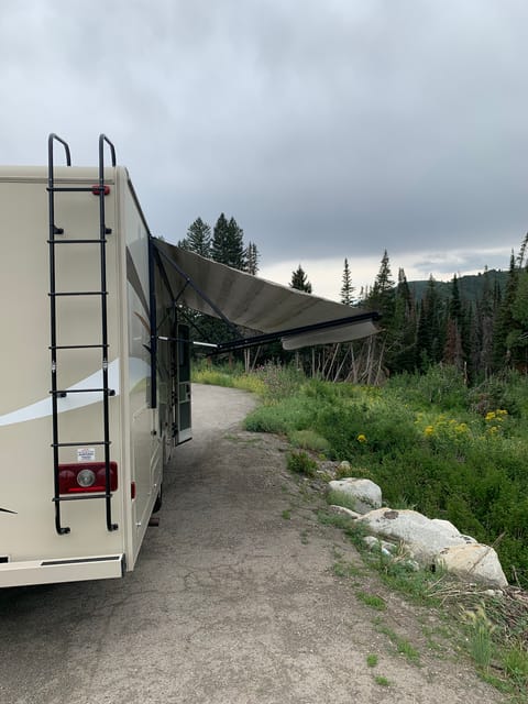 2019 Minnie Winnie—Full Length Slide—Lots Of Room—Kid's Bunk Drivable vehicle in West Jordan