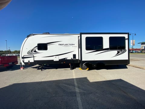 2022 Grand Design Reflection (Luxury camper, Pets welcome!) Towable trailer in Largo