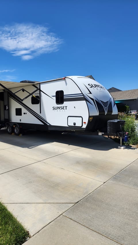 2019 Crossroads RV Sunset Trail Super Lite 28ft, sleeps 8 Towable trailer in Chico