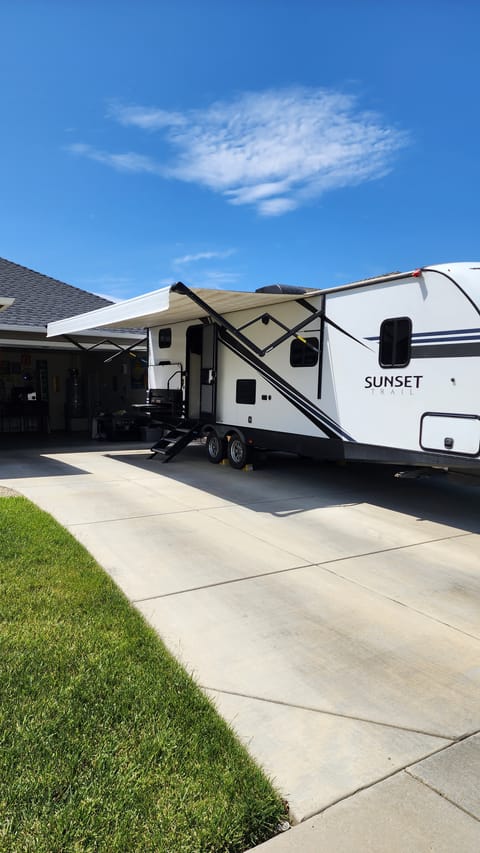 2019 Crossroads RV Sunset Trail Super Lite 28ft, sleeps 8 Remorque tractable in Chico