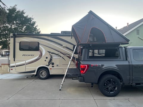 2021 F-150 Hybrid with 7.2KW Hybrid Generator and Hard-Shell Camping Tent Veicolo da guidare in Seal Beach