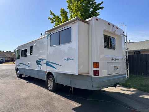 Catch the BREEZE in a 2001 National RV Sea Breeze Drivable vehicle in Citrus Heights