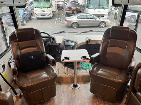 Sunny Days RV Experience - Luxury Coach.   KING BED!! Drivable vehicle in Port Hope