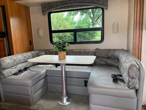 2016 Jayco Precept-Sleeps 9! Delivery Available! -- Unit Also for Sale!!! Drivable vehicle in Edwardsburg