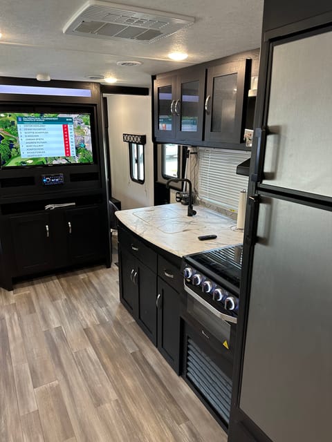 2022 Forest River Coachmen Freedom Express Ultra Lite, Sleeps 8 comfortably Towable trailer in Albuquerque