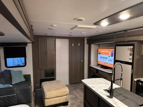 2021 Dutchmen Kodiak Ultimate Towable trailer in Paradise