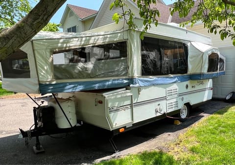 *Rocky the Roomy Popup Camper* A/C, Heat, Sink, Cooktop, Remote Work Space Towable trailer in Saint Paul