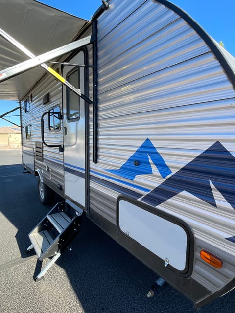 2022 Coachmen Catalina Summit 1/2 ton towable Towable trailer in Goodyear