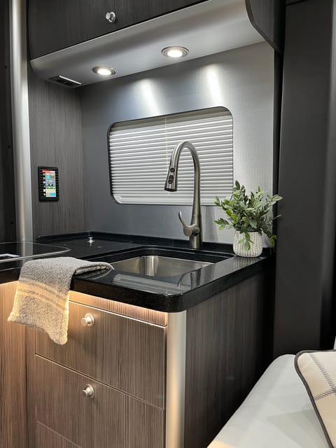Music City Mercedes Airstream Atlas 2020-Your Ultimate RV Experience Awaits Vehículo funcional in East Nashville