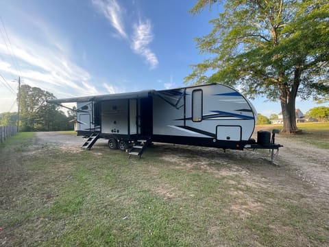 2021 Forest River Cherokee Alpha Wolf 33BH-L Towable trailer in West Point Lake