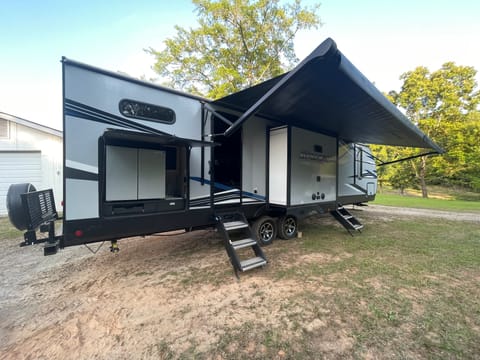 2021 Forest River Cherokee Alpha Wolf 33BH-L Towable trailer in West Point Lake