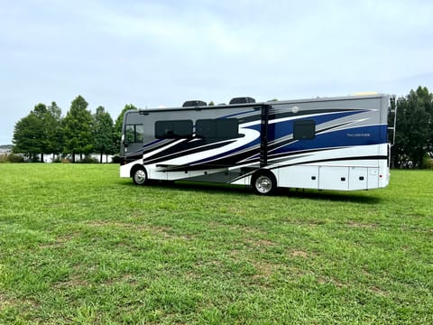 “Maggie” The Big Bus For The Whole Fam Drivable vehicle in Clermont